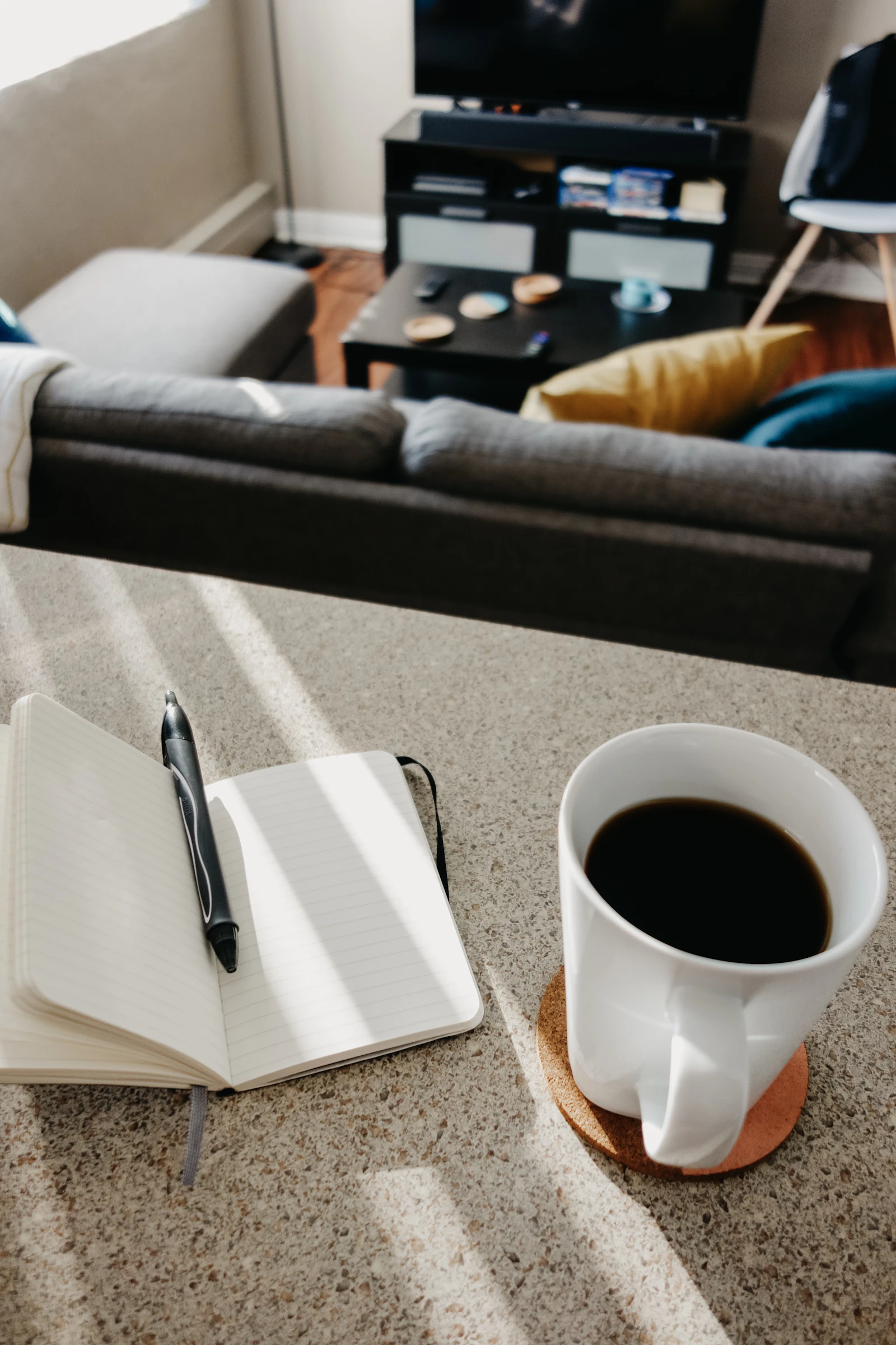 Cuaderno abierto con pluma y taza de café