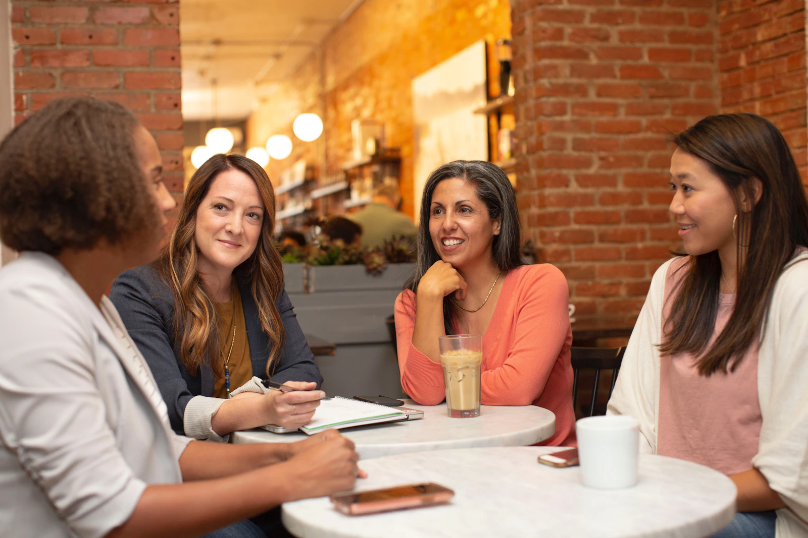 Grupo de padres conversando alrededor de una mesa